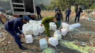 Nghĩa Lộ tiêu hủy 1.300 lít rượu không rõ nguồn gốc