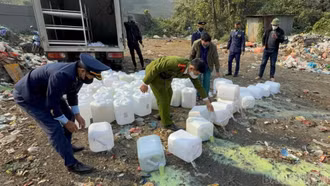 Nghĩa Lộ tiêu hủy 1.300 lít rượu không rõ nguồn gốc