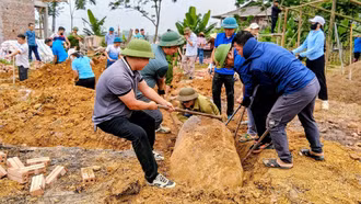 Ra quân “Ngày thứ Bảy cùng dân” tại phường Trung Tâm: Hỗ trợ hộ khó khăn, tháo gỡ vướng mắc Dự án IC14