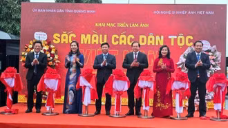 Triển lãm ảnh nghệ thuật 'Sắc màu các dân tộc Việt Nam'