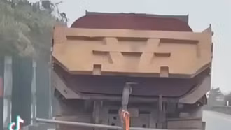 Lái xe tải đi chậm trên cao tốc Nội Bài – Lào Cai bị phạt 23 triệu đồng