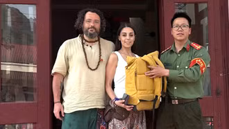 Công an phường Sa Pa trao trả tài sản bị thất lạc cho du khách nước ngoài 