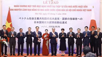 Nguyên Tổng Bí thư Nông Đức Mạnh, nguyên Thủ tướng Nguyễn Tấn Dũng nhận Huân chương Mặt trời mọc