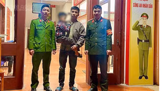 Công an phường Sa Pa kịp thời hỗ trợ tìm kiếm, bàn giao cháu bé 4 tuổi đi lạc cho gia đình