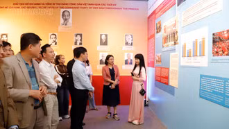 Phường Âu Lâu tham quan triển lãm “Đảng Cộng sản Việt Nam - Từ Đại hội đến Đại hội”