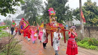 Tưng bừng lễ hội đền Hai Cô