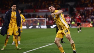 Tiền vệ 40 tuổi lập lỷ lục ở Ngoại hạng Anh