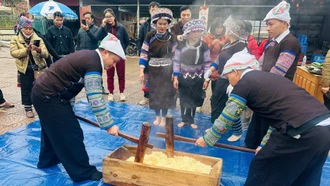 Sôi nổi hội thi giã bánh giầy tại Mù Cang Chải