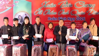 Tổ chức chương trình "Xuân biên cương - Tết thắm tình quân dân" tại xã Si Ma Cai