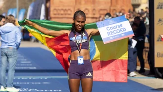 VĐV Ethiopia suýt phá kỷ lục thế giới nữ ngay lần đầu chạy marathon