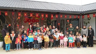 Chi nhánh Trường Sơn 26, Binh Đoàn 12 tặng quà thầy và trò Điểm trường Làng Nủ