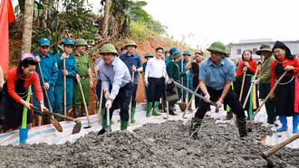 Đồng chí Bí thư Tỉnh ủy Dương Quốc Huy dự Lễ phát động làm đường giao thông nông thôn tại xã Trấn Yên