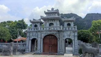 Đôi ngựa đá 100 tuổi tại ngôi đền cổ thờ các vua nhà Trần