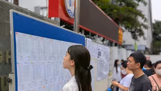 Đề xuất bắt buộc học hết THPT để giảm căng thẳng thi lớp 10