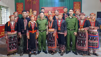 Công an xã Phúc Lợi ra quân tuyên truyền pháp luật về an ninh, trật tự