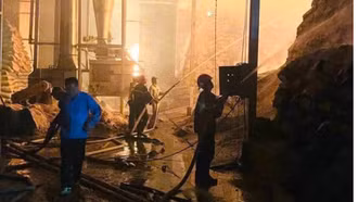 Cháy nhà máy sắn trong đêm ở Lào Cai