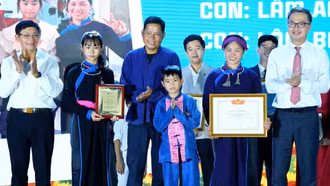 Gia đình chị Vàng Thị Thông được tuyên dương "gia đình trẻ hạnh phúc" năm 2025