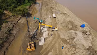 Gấp rút thi công kè sông Hồng đoạn qua xã Bảo Thắng