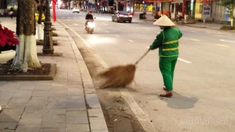 Công nhân môi trường lặng lẽ làm việc khi phố phường bước vào những ngày giáp Tết.