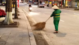Công nhân môi trường lặng lẽ làm việc khi phố phường bước vào những ngày giáp Tết.