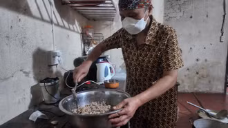 Nấu cháo buổi sáng tại câu lạc bộ thiện nguyện "Gieo hạt giống từ bi"