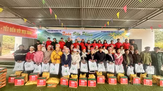 Đồn Biên phòng Y Tý phối hợp UBND xã Y Tý tổ chức Chương trình “Xuân Biên phòng - Ấm lòng dân bản”