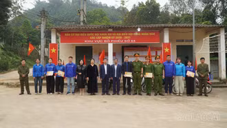 Tuyên truyền lưu động về bầu cử tại khu dân cư Nậm Sưu, Nậm Sò