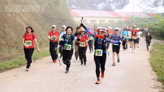 Hơn 300 vận động viên tham dự Giải leo núi “Chinh phục thác Nậm Rịa - đường lên mùa vàng”