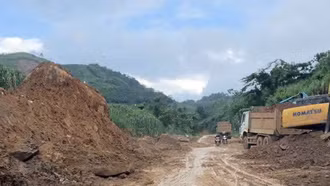 Thông xe tại đoạn sạt lở lớn nhất trên Tỉnh lộ 162