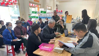 Lào Cai đẩy mạnh chi trả lương hưu, trợ cấp bảo hiểm xã hội qua tài khoản