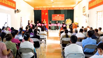 Đồng chí Phó Chủ tịch UBND tỉnh Vũ Thị Hiền Hạnh dự Ngày hội Đại đoàn kết tại thôn Nà Đình, xã Cảm Nhân