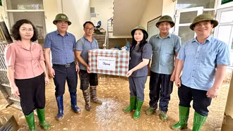 Đồng chí Vũ Thị Hiền Hạnh - Phó Chủ tịch UBND tỉnh kiểm tra công tác phòng chống bão lũ tại các cơ sở y tế