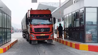 Nửa ngày 1/1/ 2025, hơn 1,6 triệu USD hàng hóa qua Cửa khẩu Quốc tế đường bộ số II Kim Thành