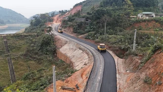 Dự án đường Quang Kim - Cốc San phấn đấu hoàn thành thảm nhựa xong 50% toàn tuyến trong tháng 1/2026.