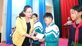 Ủy ban MTTQ Việt Nam tỉnh tặng quà cho học sinh có hoàn cảnh khó khăn xã Văn Bàn