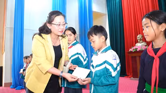 Ủy ban MTTQ Việt Nam tỉnh tặng quà cho học sinh có hoàn cảnh khó khăn xã Văn Bàn