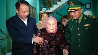 Phó Chủ tịch Thường trực HĐND tỉnh Vũ Quỳnh Khánh thăm, tặng quà Tết tại xã Bản Lầu