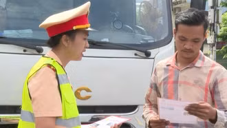 Nữ cảnh sát giao thông xinh đẹp: “Chúc anh lái xe thượng lộ bình an”