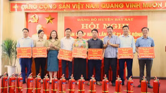 “Phổ cập” bình chữa cháy ở Bát Xát
