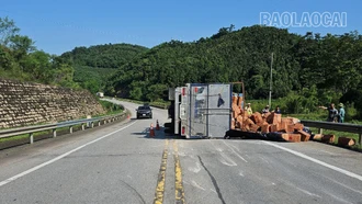 Lật xe tải trên cao tốc Nội Bài - Lào Cai