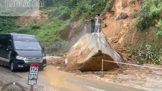 Kịp thời phá tảng đá hàng chục tấn chắn ngang Quốc lộ 4D