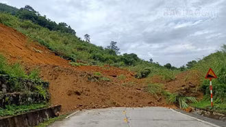 Sạt lở gây tắc trên Quốc lộ 279