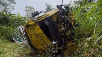 Cao tốc Nội Bài - Lào Cai: Xe tải lao xuống vực, 2 người bị thương