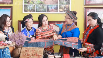 [Ảnh] Sinh động không gian trưng bày một số di sản văn hóa, tư liệu hiện vật của các dân tộc tỉnh Lào Cai