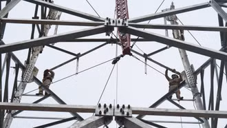 “Vượt nắng, thắng mưa” trên công trường thi công Dự án đường dây 500 kV Lào Cai - Vĩnh Yên