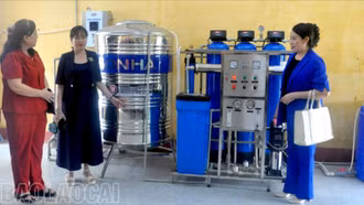 Hội LHPN tỉnh tặng thiết bị cho các trường thuộc Dự án “Xây dựng trường học an toàn hơn với thiên tai”