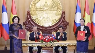 Tổng Bí thư Tô Lâm và Tổng Bí thư, Chủ tịch nước Lào chứng kiến Lễ trao các văn kiện hợp tác