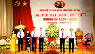 Đồng chí Bí thư Tỉnh uỷ tặng hoa chúc mừng Đai hội.