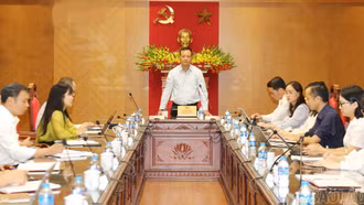 Bí thư Đảng ủy phường Cam Đường tiếp xúc, đối thoại trực tiếp với công chức Phòng Văn hóa - Xã hội