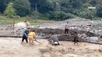 Cảnh sát giao thông giúp dân giữa dòng nước lũ